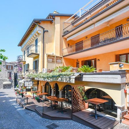 Prestige Apartment Сирмионе Экстерьер фото